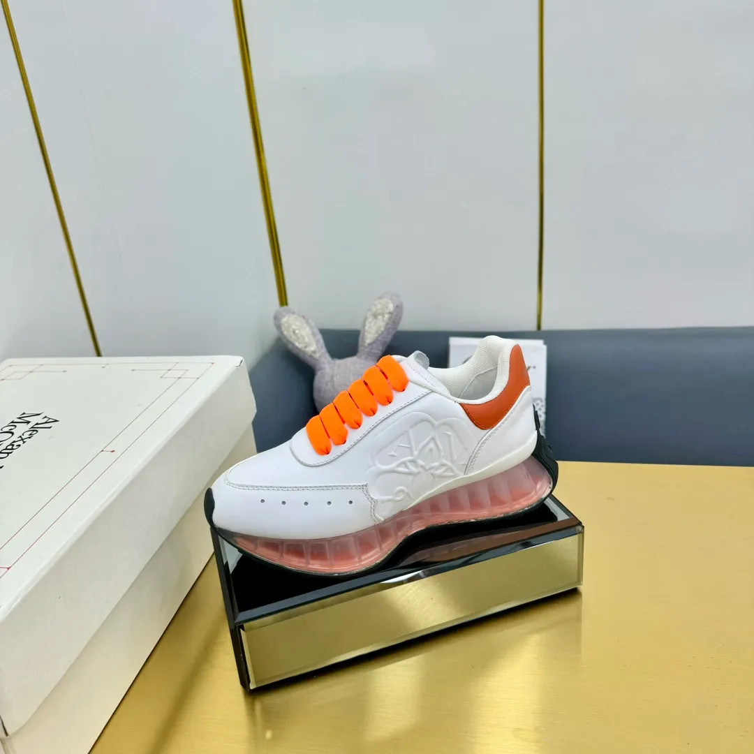 👟👟Ex-factory price 680👟👟 Top version of air cushion bottom, couple size 35-44 🔥ALEXANDER MCQUEEN/Alexander McQueen 2024 new Sprint sports running dad shoes top version Sprint Runner uses white imported environmentally friendly leather splicing and printed concave and convex font technology for the upper and outline Seal logo. Alexander McQueen LUGO logo on the heel and tongue with Alexander McQueen signature. The sneakers feature an oversized runner's sole, which makes running comfortable and convenient. Fabric: Calfskin and cloth Lining: Mesh and sheepskin lining Filled heel non-slip and wear-resistant back cover Foot: Imported PoLo injection molded sheepskin foot Outsole: Air cushion Standard size 35-44 Female size 35-39 Male size 40-44